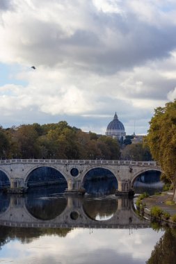 Tiber Nehri ve Köprüsü tarihi bir şehir, Roma, İtalya. Güneşli ve bulutlu bir gün.