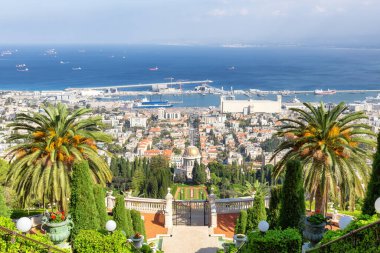 Hayfa, İsrail 'deki Bahai Bahçeleri. Bulutlu Mavi Gökyüzü. Turist Çekimi.