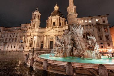Santa Agnese, Agone, Navona Meydanı 'nda. Roma, İtalya 'da tarihi eser. Bulutlu Gökyüzü. Gece vakti.