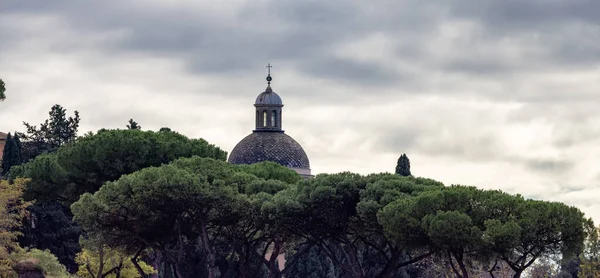 Vanha Historiallinen Rakennus Rooman Keskustassa Italiassa Pilvinen Sininen Taivas — kuvapankkivalokuva
