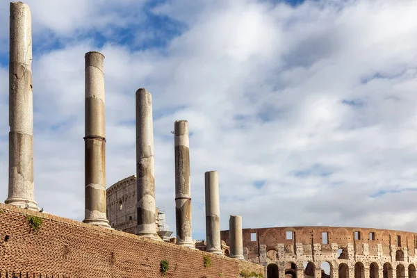Starożytne Pozostałości Rzymie Włochy Koloseum Central Avenue Sunny Chmury Niebo — Zdjęcie stockowe