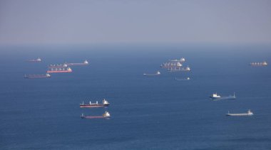 Hayfa, İsrail 'deki liman yakınlarında Akdeniz' deki gemiler. Hava Büyütülmüş Görünüm.