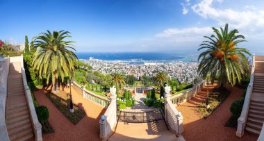 Hayfa, İsrail 'deki Bahai Bahçeleri. Bulutlu Mavi Gökyüzü. Turist cazibesi. Panorama