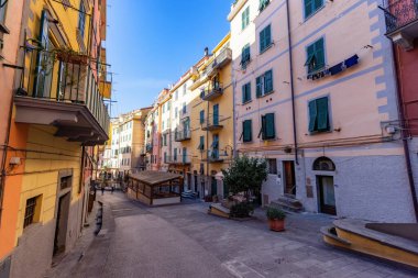Riomaggiore, İtalya. - 30 Kasım 2022: Sokak, Restoranlar ve Renkli Apartman Evleri Turistik Şehir Cinque Terre Ulusal Parkı