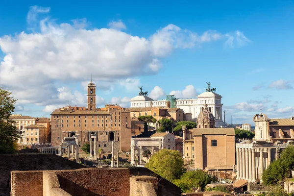 Starověké Pozůstatky Římě Sunny Cloudy Sky — Stock fotografie