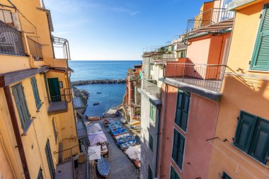 İtalya 'nın Riomaggiore kentindeki turistik kasabadaki renkli apartman evleri. Cinque Terre Ulusal Parkı
