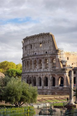 Antik Roma, İtalya 'da kalır. Kolezyum. Güneşli Bulutlu Gökyüzü.