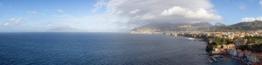 Rocky Coast and Homes in Touristic Town, Sorrento, İtalya. Amalfi Sahili. Hava Panoraması