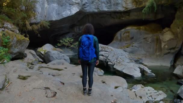 冒险的女人站在山洞里 探险旅行 加拿大不列颠哥伦比亚省温哥华岛的小胡森洞穴公园 慢动作电影 — 图库视频影像