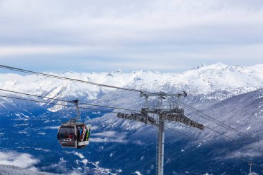 Whistler, British Columbia, Kanada - 2 Ocak 2023: Kış günü Kanada 'nın arka planında Gondol Dağı' na çıkarken görüntüsü.