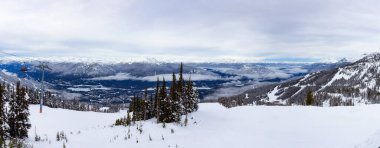 Kanada Dağ Manzarası Doğa Arkaplanı karla kaplı. Whistler 'daki Blackcomb Dağı, British Columbia, Kanada.