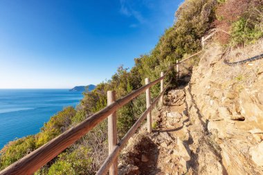 İtalya 'nın Riomaggiore ve Manarola kentlerinde yürüyüş yolu. Cinque Terre Ulusal Parkı
