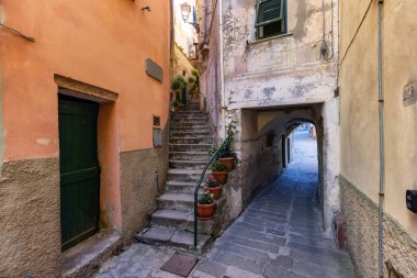 İtalya 'nın Riomaggiore kentindeki turistik kasabadaki renkli apartman evleri. Cinque Terre Ulusal Parkı