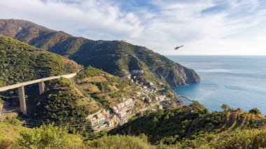 İtalya 'nın Riomaggiore şehrinin turistik kasabası yakınlarında yürüyüş yapmak. Cinque Terre Ulusal Parkı