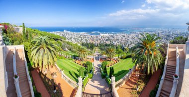 Hayfa, İsrail 'deki Bahai Bahçeleri. Bulutlu Mavi Gökyüzü. Turist cazibesi. Panorama