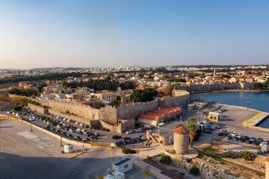 Yunanistan 'ın Rodos kentindeki tarihi bir kasaba. Akdeniz kıyısındaki limanın manzarası. Güneşli Sabah.