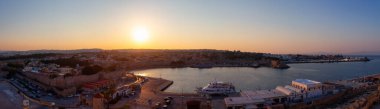 Yunanistan 'ın Rodos kentindeki tarihi bir kasaba. Akdeniz kıyısındaki limanın manzarası. Günbatımı Gökyüzü. Panorama