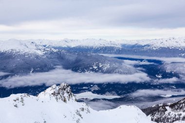 Kanada Dağ Manzarası Doğa Arkaplanı karla kaplı. Whistler 'daki Blackcomb Dağı, British Columbia, Kanada.