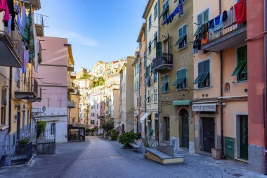 Riomaggiore, İtalya. - 30 Kasım 2022: Sokak, Restoranlar ve Renkli Apartman Evleri Turistik Şehir Cinque Terre Ulusal Parkı