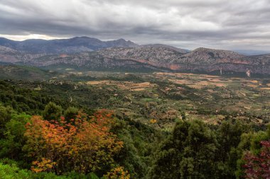Dağ manzaralı tarlalar ve çiftlikler. Dorgali yakınlarında, Sardinya, İtalya.