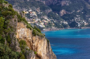 Turistik Şehir, Positano, Rocky Cliffs ve Tyrhenian Denizi kıyısındaki Dağ Manzarası. Amalfi Sahili, İtalya.