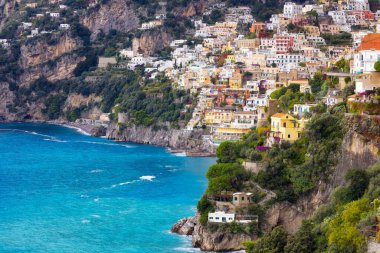 Turistik Şehir, Positano, Rocky Cliffs ve Tyrhenian Denizi kıyısındaki Dağ Manzarası. Amalfi Sahili, İtalya.