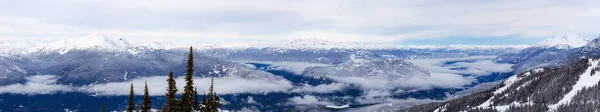 加拿大山地景观自然背景被雪覆盖 加拿大不列颠哥伦比亚省惠斯勒的布莱克科姆山 — 图库照片