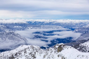 Kanada Dağ Manzarası Doğa Arkaplanı karla kaplı. Whistler 'daki Blackcomb Dağı, British Columbia, Kanada.