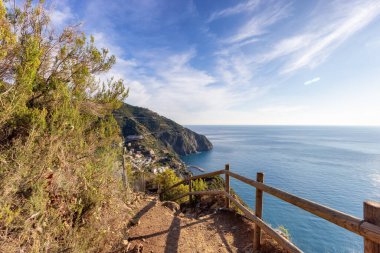 İtalya 'nın Riomaggiore kenti yakınlarında yürüyüş yolu. Cinque Terre Ulusal Parkı