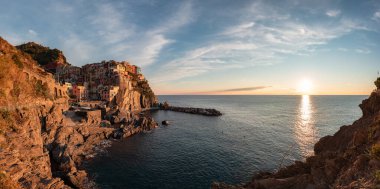 Kıyıdaki küçük turistik kasaba, Manarola, İtalya. Cinque Terre 'de. Renkli Sunny Sunset Sonbahar sezonu. Panorama