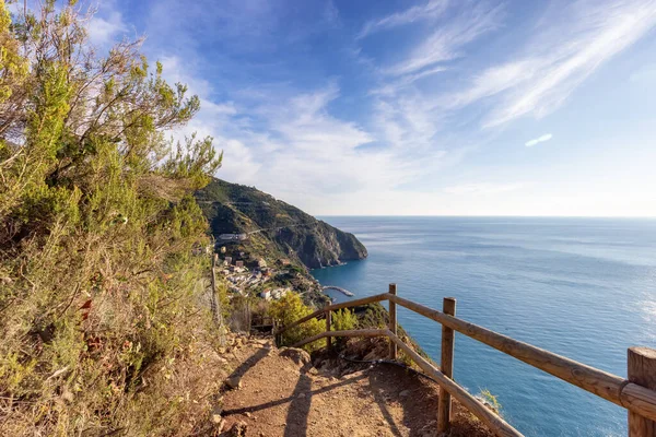 İtalya 'nın Riomaggiore kenti yakınlarında yürüyüş yolu. Cinque Terre Ulusal Parkı