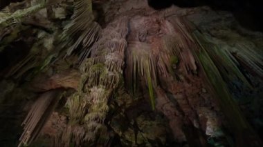 Melek 'le birlikte renkli ışıkları olan Aziz Michaels Mağarası. Doğal Kaya oluşumu. Cebelitarık, İngiltere. Doğa Arkaplanı