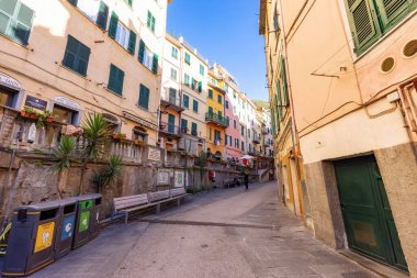 Riomaggiore, İtalya. - 30 Kasım 2022: Sokak, Restoranlar ve Renkli Apartman Evleri Turistik Şehir Cinque Terre Ulusal Parkı