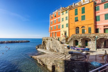 Marinadaki tekneler ve İtalya 'nın Riomaggiore kentindeki renkli apartman daireleri. Cinque Terre Ulusal Parkı