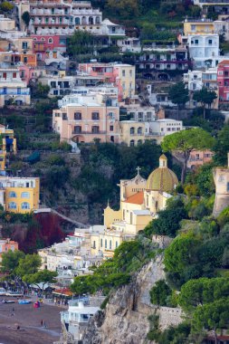 Turistik Şehir, Positano, Rocky Cliffs ve Tyrhenian Denizi kıyısındaki Dağ Manzarası. Amalfi Sahili, İtalya.