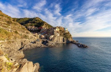 Kıyıdaki küçük turistik kasaba, Manarola, İtalya. Cinque Terre 'de. Sunny Fall Sezon Günü.