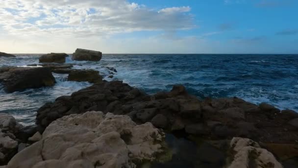 地中海の波とロッキー海岸 イタリア ヨーロッパ 自然背景 サンセット スカイ スローモーション シネマティック — ストック動画