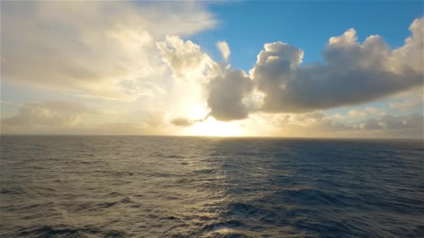 Δραματικός Πολύχρωμος Ουρανός Ανατολής Πάνω Από Τον Βόρειο Ατλαντικό Ωκεανό — Αρχείο Βίντεο