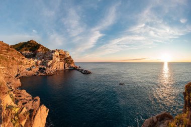 Kıyıdaki küçük turistik kasaba, Manarola, İtalya. Cinque Terre 'de. Renkli Sunny Sunset Sonbahar sezonu. Panorama