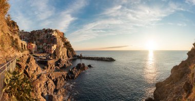 Kıyıdaki küçük turistik kasaba, Manarola, İtalya. Cinque Terre 'de. Renkli Sunny Sunset Sonbahar sezonu. Panorama