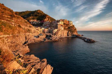 Kıyıdaki küçük turistik kasaba, Manarola, İtalya. Cinque Terre 'de. Renkli Güneşli Günbatımı Sonbahar Sezonu.