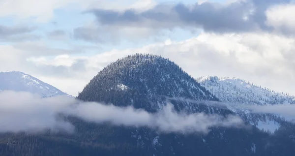 雪と雲がカナダの自然景観の背景を覆った 冬のシーズンは カナダ ブリティッシュコロンビア州スカミッシュ サニースカイアートレンダリング — ストック写真