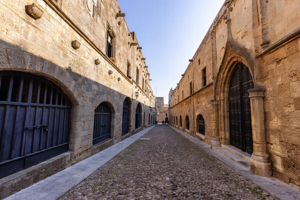 Улица Рыцарей Рода в Греции. Историческая достопримечательность Старого города.