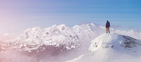 背景に岩の多い山々と氷のピークの上に立つ冒険的な男のハイカー アドベンチャー コンポジット 3Dレンダリング岩 カナダのBcからの風景の写真 サンセット スカイ 3Dイラスト — ストック写真
