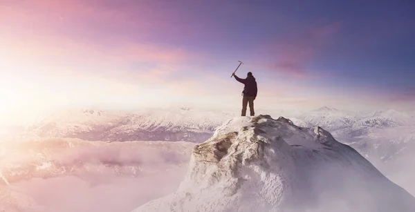背景に岩の多い山々と氷のピークの上に立つ冒険的な男のハイカー アドベンチャー コンポジット 3Dレンダリング岩 カナダのBcからの風景の写真 サンセット スカイ 3Dイラスト — ストック写真