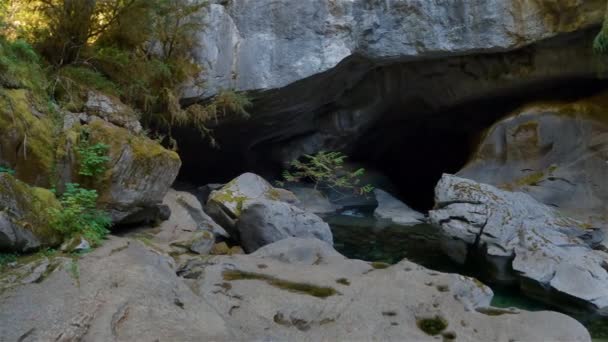 Paisaje Natural Canadiense Dentro Una Cueva Con Río Viaje Aventura — Vídeos de Stock