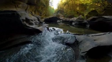 Kanada Doğa Manzarası nehirli bir mağaranın içinde. Macera Yolculuğu. Little Huson Mağara Parkı, Vancouver Adası, British Columbia, Kanada. Yavaş Sinema Sineması