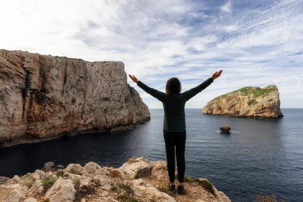 Adventurous Woman Rocky Coast Cliffs Mediterranean Sea Regional Natural Park — Fotografia de Stock