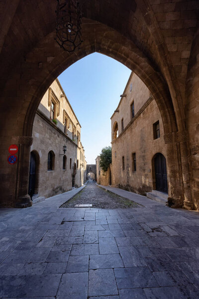 Улица Рыцарей Рода в Греции. Историческая достопримечательность Старого города.