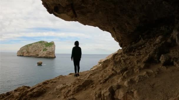 Adventurous Woman Cave Rocky Coast Cliffs Mediterranean Sea Регіональний Природний — стокове відео